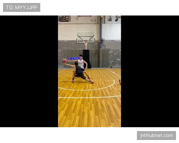 篮球规则深度解析:翻腕违例的动作界定与判定 篮球规则深度解析:翻腕违例的动作界定与判定